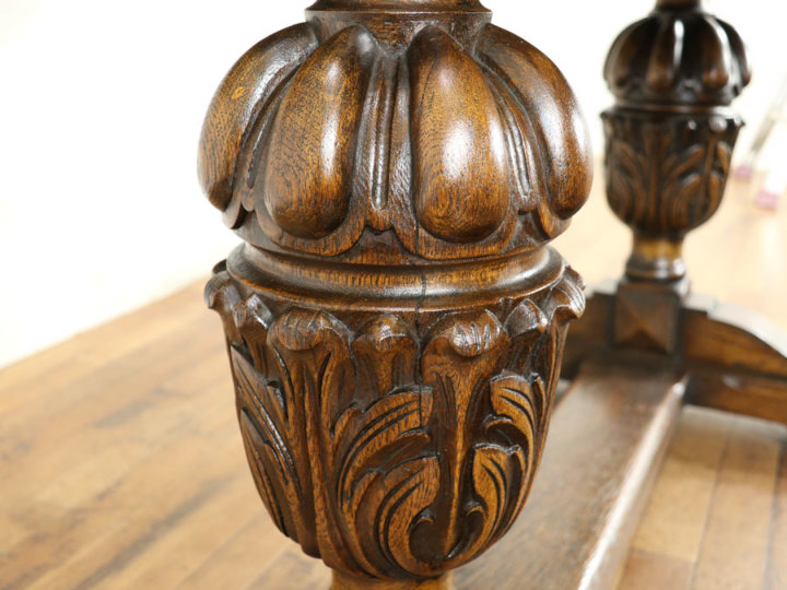 どっしりとしたブルボーズレッグ イギリスアンティーク家具の王道