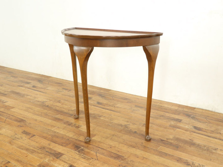 コンソールテーブル　ハーフムーン ハーフムーンの天板から伸びるカブリオールレッグがエレガント