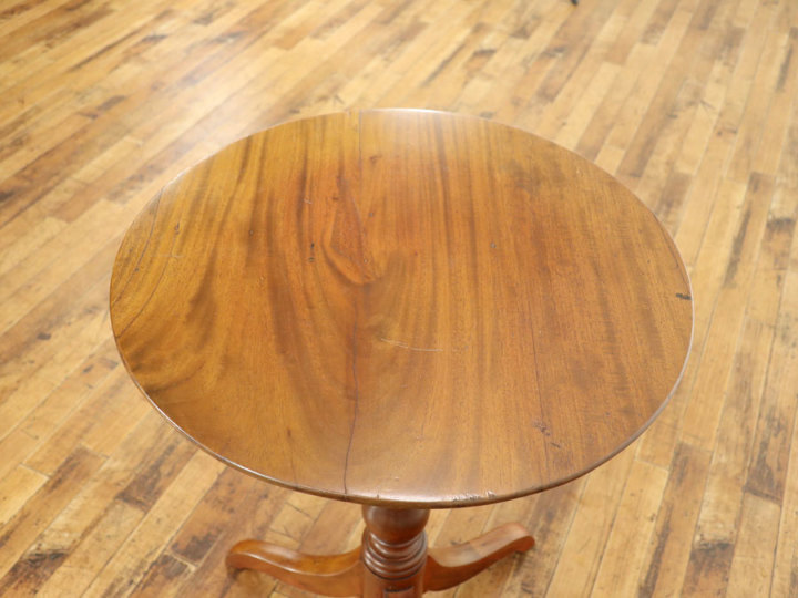 ワインテーブルをそのまま大きくしたようなデザイン サイド