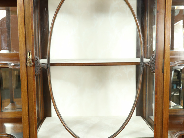 エドワーディアンの美しいデザインの飾り棚 イギリスアンティーク