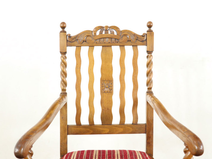 ツイストに王冠も魅力 イギリスアンティーク パーソナルチェアに 張替