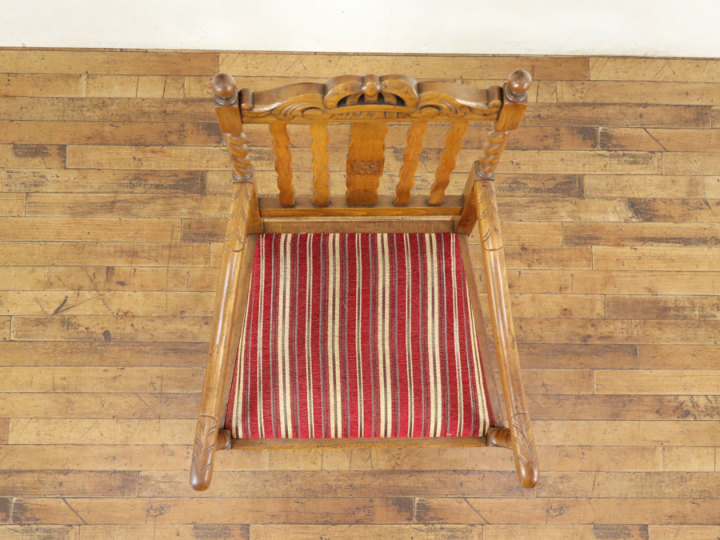 ツイストに王冠も魅力 イギリスアンティーク パーソナルチェアに 張替