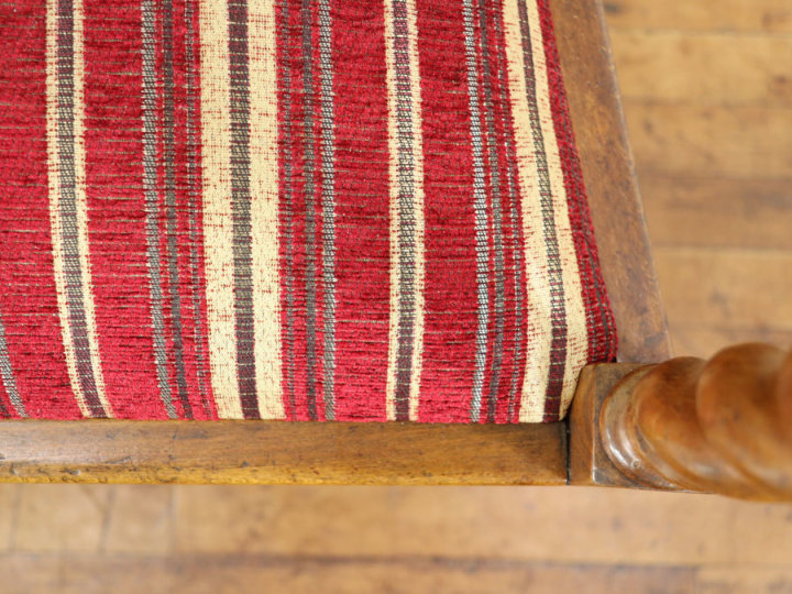 ツイストに王冠も魅力 イギリスアンティーク パーソナルチェアに 張替