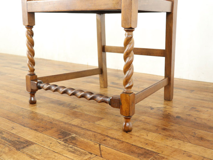 ツイストに王冠も魅力 イギリスアンティーク パーソナルチェアに 張替