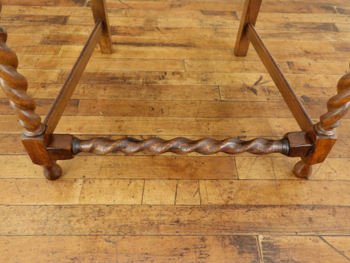 ツイストに王冠も魅力 イギリスアンティーク パーソナルチェアに 張替