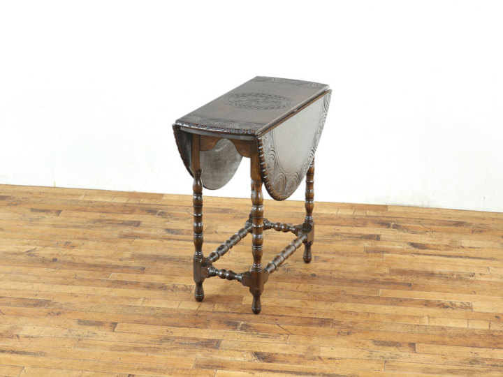 天板の彫刻も美しい 天板拡張式サイドテーブル 59531 アンティーク家具