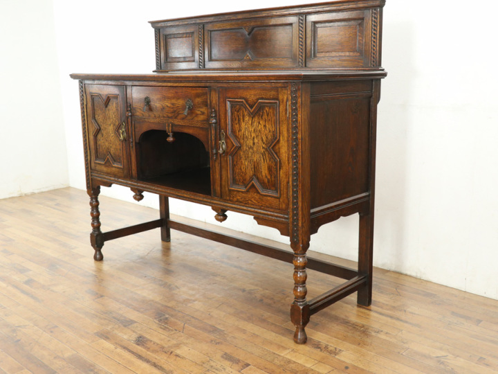 見比べて感じる魅力 イギリスアンティーク サイドボード 59704