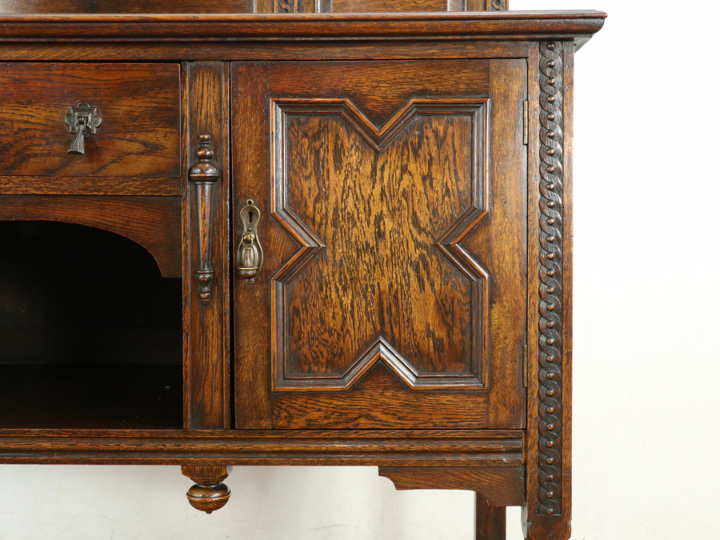 見比べて感じる魅力 イギリスアンティーク サイドボード 59704