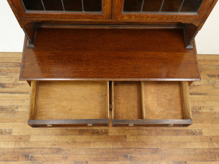 食器棚に ステンドグラスも魅力 カップボードに扉を付けたような