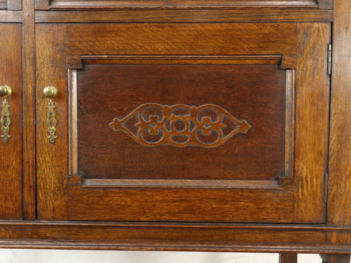 食器棚に ステンドグラスも魅力 カップボードに扉を付けたような