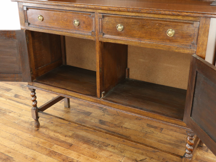 食器棚に ステンドグラスも魅力 カップボードに扉を付けたような