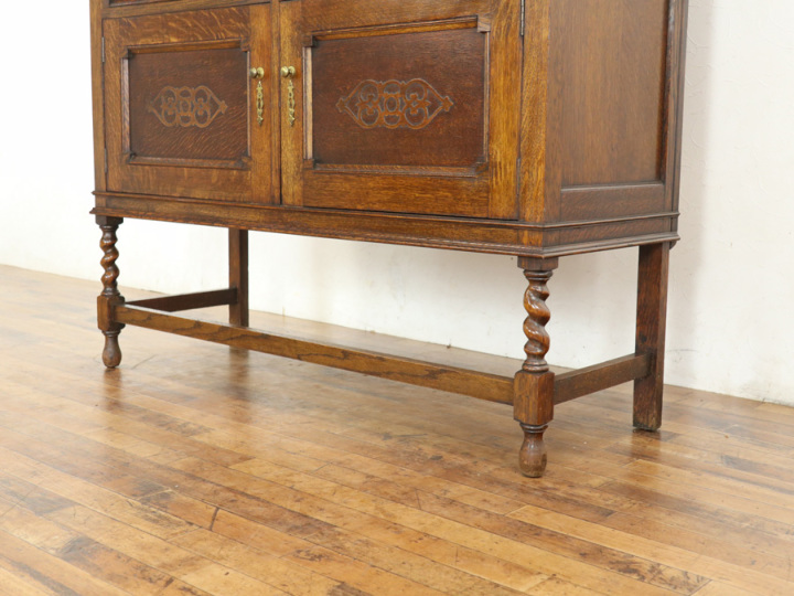 食器棚に ステンドグラスも魅力 カップボードに扉を付けたような