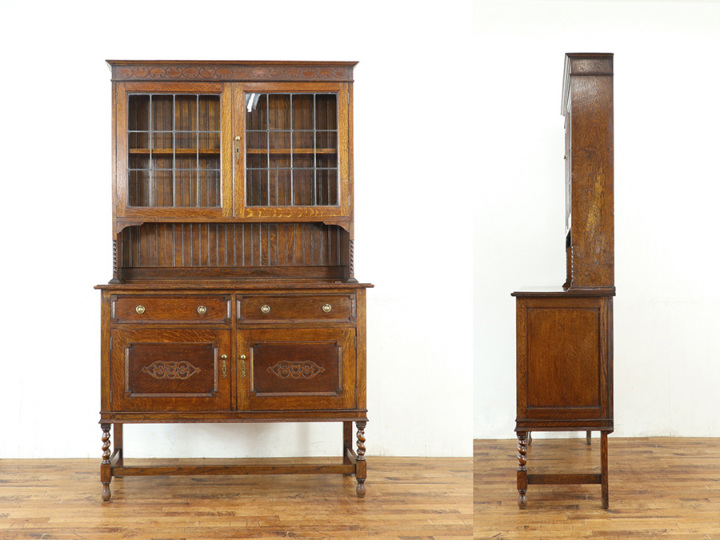 食器棚に ステンドグラスも魅力 カップボードに扉を付けたような