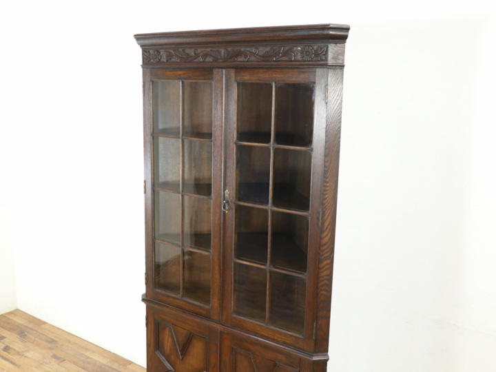 無垢材の味わいも魅力 イギリスアンティーク コーナーキャビネット