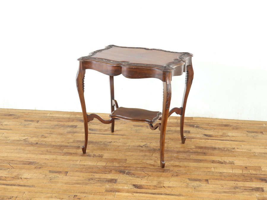 イギリスアンティーク　テーブル ビクトリアンの美しいデザイン イギリスアンティーク家具 ウィンドウ