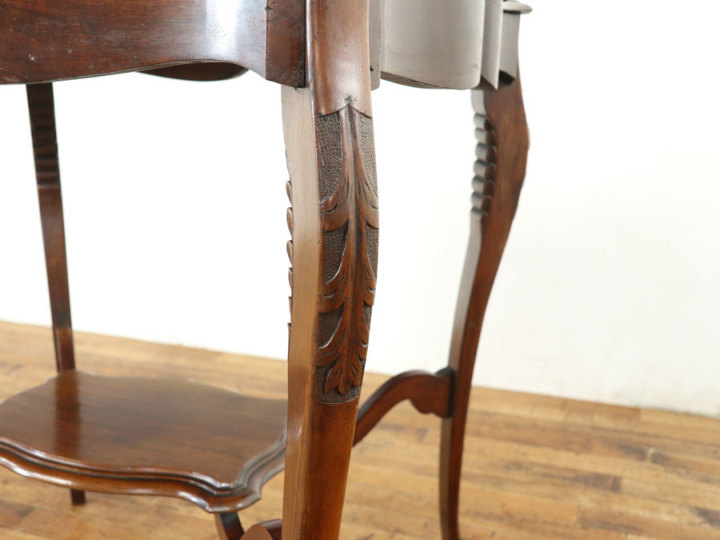 イギリスアンティーク　テーブル ビクトリアンの美しいデザイン イギリスアンティーク家具 ウィンドウ