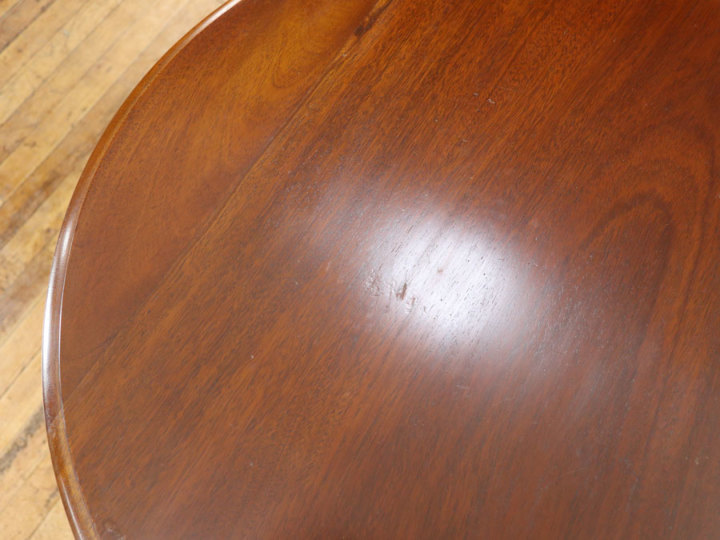 ティーテーブル　イギリスアンティーク イギリスの華やかなアンティークのティーテーブル、優雅な猫脚のサイド