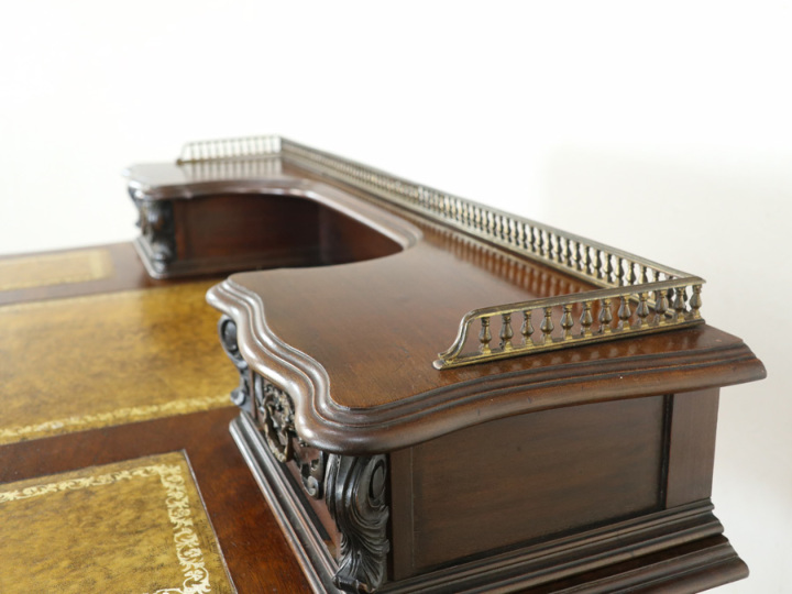 イギリスのアンティーク家具になります イギリスアンティーク家具ならではの華やかさ ビクトリアン