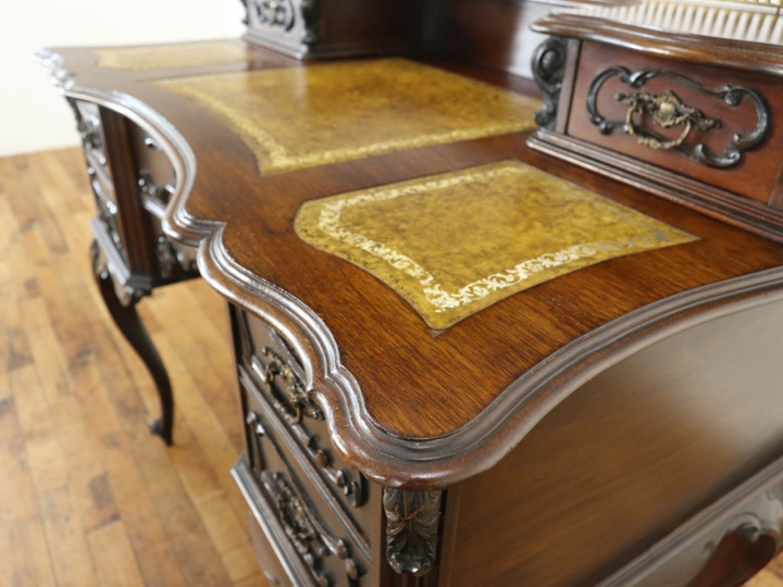 イギリスアンティーク家具ならではの華やかさ ビクトリアン デスク