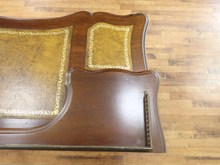 イギリスアンティーク家具ならではの華やかさ ビクトリアン デスク