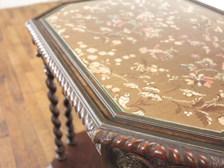 繊細な彫刻とかわいいペイントのサイドテーブル 63058 アンティーク