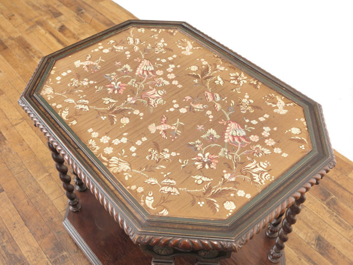 繊細な彫刻とかわいいペイントのサイドテーブル 63058 アンティーク