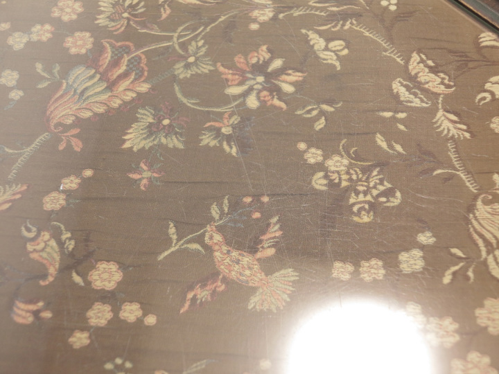 繊細な彫刻とかわいいペイントのサイドテーブル 63058 アンティーク