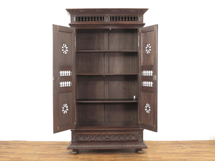 舵をモチーフとした装飾も魅力の収納棚 フランスアンティーク