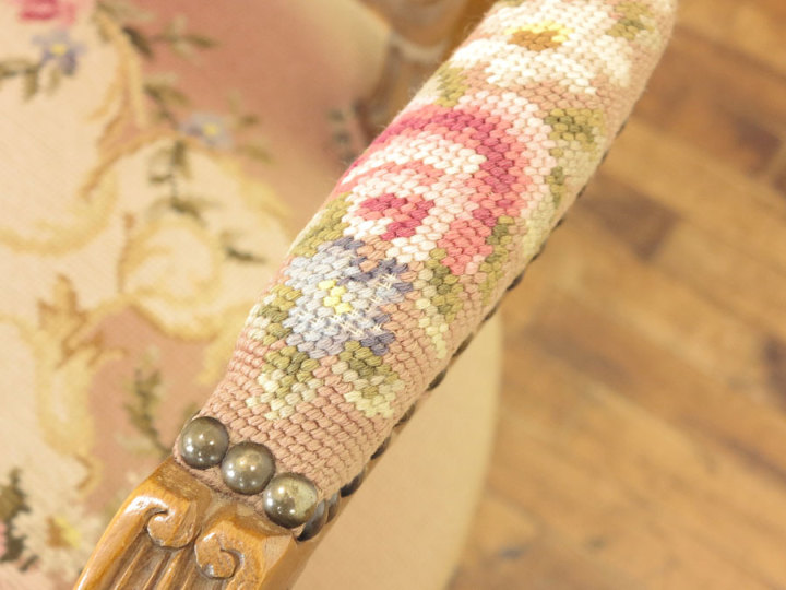 フランスプチポワンアームチェア フランスから届いた一人掛けの椅子、王子様の刺繍が美しい