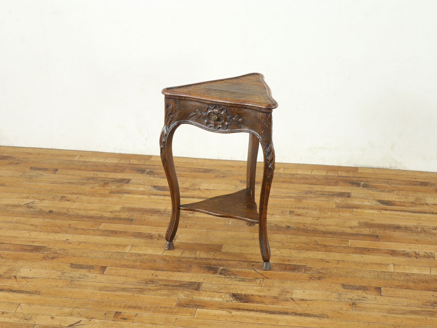 三角形が可愛らしいサイドテーブル 63744 アンティーク家具 ウェブ