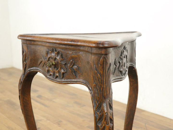 三角形が可愛らしいサイドテーブル 63744 アンティーク家具 ウェブ