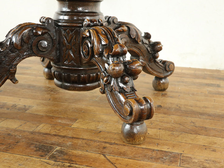 ボタニカルな彫刻 楕円形天板のテーブル 64569 アンティーク家具