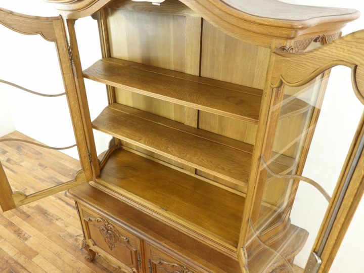 曲線を描く側面、光が泳ぐ湾曲ガラス キャビネット 64572 アンティーク