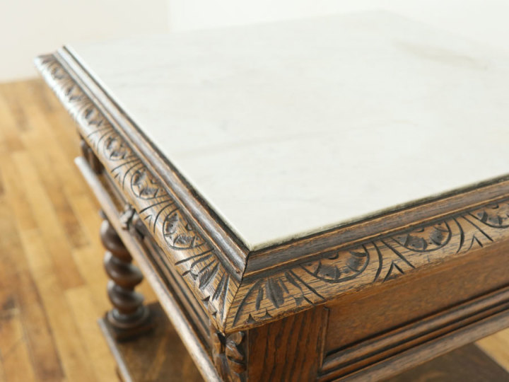 彫刻装飾付き木製テーブル グリーンマンの彫刻 マーブルトップサイドテーブル 64575 アンティーク