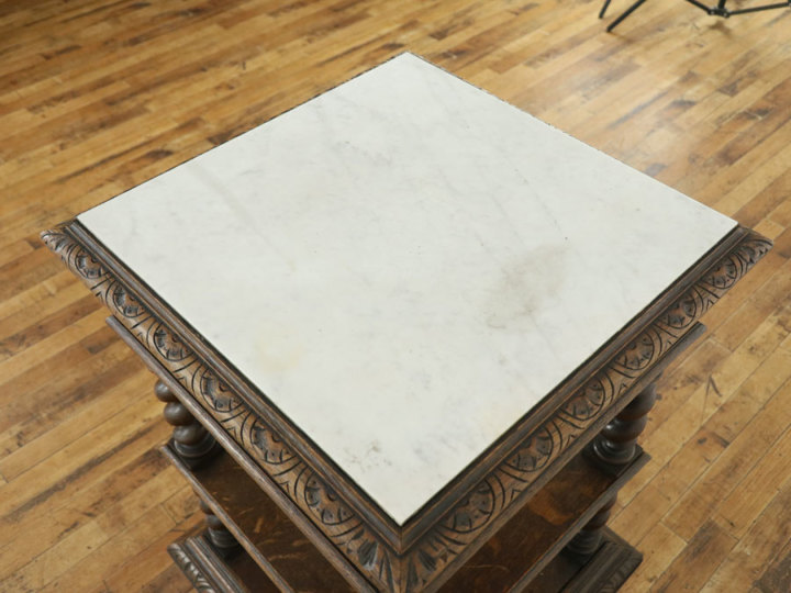 グリーンマンの彫刻 マーブルトップサイドテーブル 64575 アンティーク