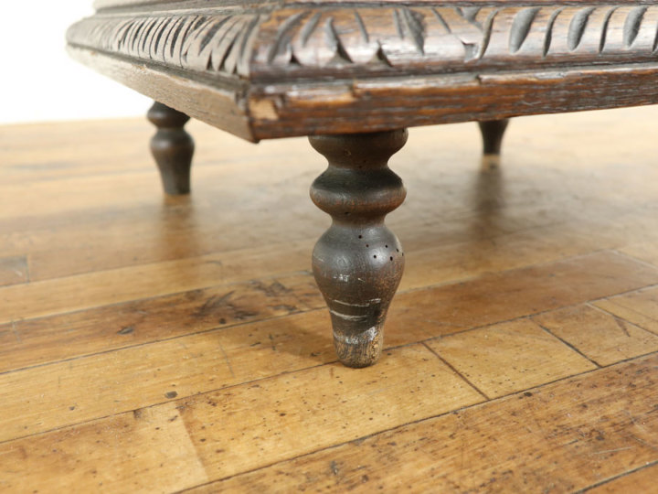 彫刻装飾付き木製テーブル グリーンマンの彫刻 マーブルトップサイドテーブル 64575 アンティーク