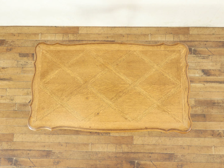 アンティークコーヒーテーブル猫脚　中古品 ロココ調の猫脚 コーヒーテーブルです。アンティーク調のクラシックな