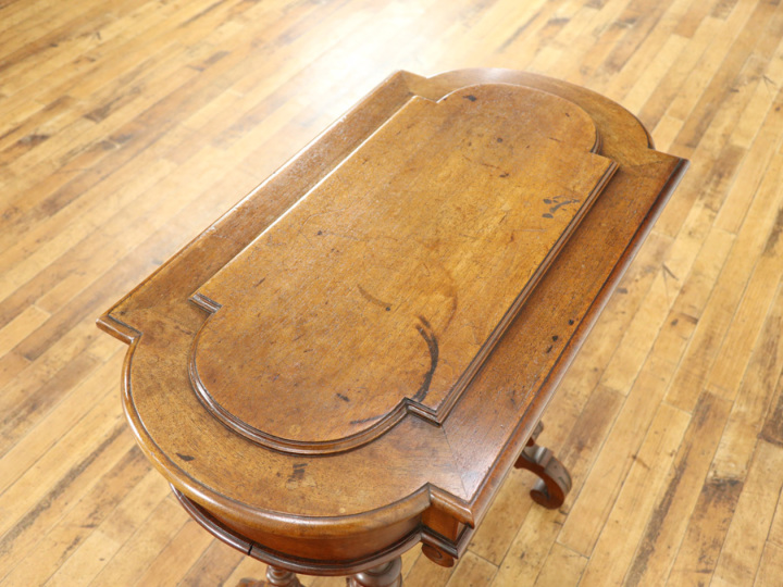 美しいデザインと小物収納の実用性 サイドテーブル 64672 アンティーク