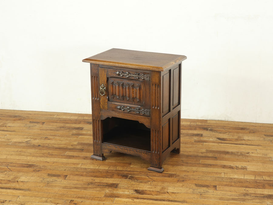 小さいけどたくましい！横姿も惚れ惚れするナイトテーブル 64678