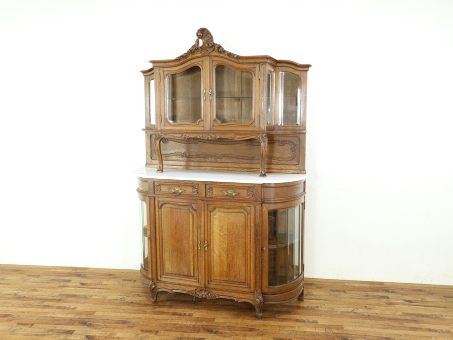 インテリア性と実用性、どちらもが充実した大理石天板キャビネット