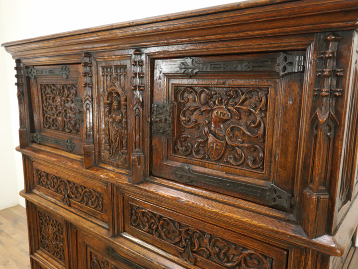 7つの騎士に守られた、ゴシックキャビネット 64704 アンティーク家具