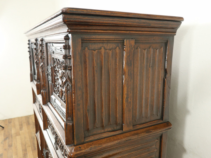 アンティーク風飾り棚　キャビネット　レトロ風 7つの騎士に守られた、ゴシックキャビネット 64704 アンティーク家具