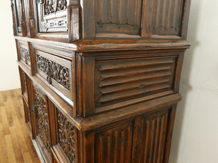 7つの騎士に守られた、ゴシックキャビネット 64704 アンティーク家具