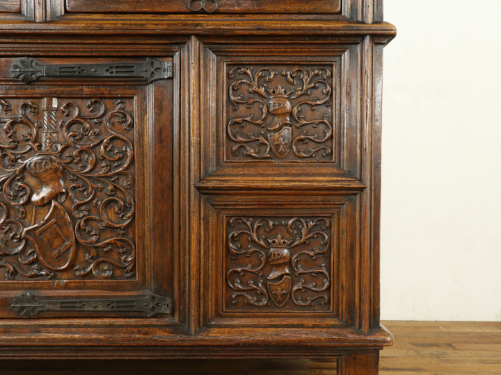 7つの騎士に守られた、ゴシックキャビネット 64704 アンティーク