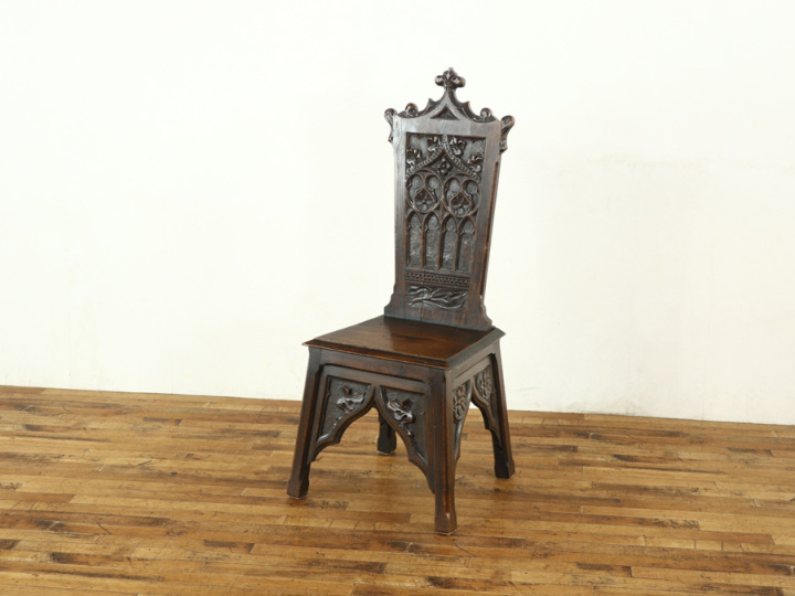 椅子という小さな姿に全てをつぎ込んだ、1880年頃フランス ゴシック 