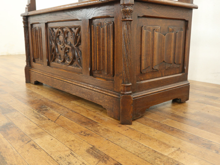 優しい色と、厳粛なデザイン、ゴシックベンチ 64719 アンティーク家具