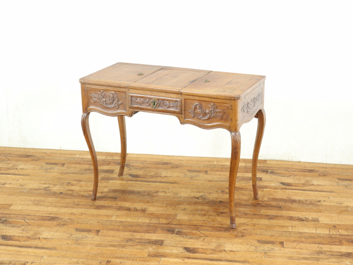 デスクだけどそれだけじゃない 細い猫脚も魅力 フランスアンティーク