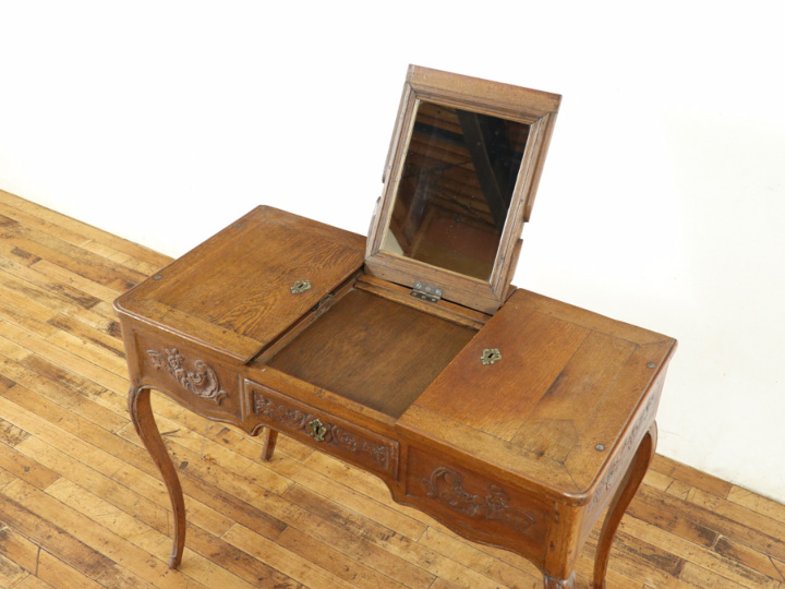 デスクだけどそれだけじゃない 細い猫脚も魅力 フランスアンティーク