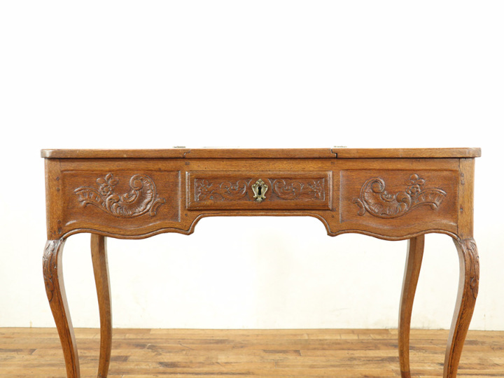 デスクだけどそれだけじゃない 細い猫脚も魅力 フランスアンティーク