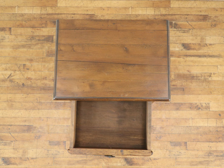 温もりあるレトロ感 ナイトテーブルにも サイドキャビネット